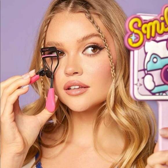 SHEIN X Limited Edition Hello Kitty Eyelash Curler With Graphic Carrying Case. - Picture 3 of 7